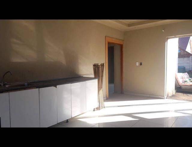 2 BEDROOM PROPERTY TO RENT IN FLORIDA